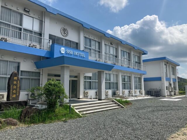 🌱【資源循環 × 地域再生】
2025年7月1日に株式会社ベーシックさんが開業した『SSB HOTEL滄浪』の内覧に伺いました。
この施設は、かつて地域の子どもたちが通った小学校をリノベーションしたもの。
サーキュラーパーク九州(CPQ)は、今回のオープンに際し各企業様と連携のうえ、地元企業の城山ホテル鹿児島さんから食器をリユース、閉業された施設から食堂の什器をリユースし、資源循環の一端を担わせていただきました。
🏫 建物は、地域の記憶を受け継ぎながら新たな宿泊施設にリノベーション。
🍽️ 食器は、城山ホテル鹿児島さんからリユース。
🪑 食堂の什器は、閉業された施設からリユース。
CPQは、資源の再利用を通じて、地域の価値を未来へつなぐ取り組みを続けています。
今後も、循環型社会の実現に向けて、地域とともに歩んでまいります。
#資源循環 #リユース #循環型社会 #閉校リノベーション #ホテル開業 #地域連携 #サステナブルな暮らし #SSBHOTEL滄浪 #CPQの取り組み