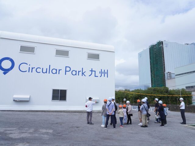 ♻️ 未来を見渡し、学びを持ち帰る一日 ♻️
夏休み特別企画「親子スマイルバスツアー」で、小中学生と保護者のみなさんがサーキュラーパーク九州を訪れました。
4班に分かれて、計101名のみなさんが参加されました!
1️⃣ オフィスでビデオ鑑賞し、循環経済のしくみを楽しく学習
2️⃣ ビル3階分の高さを誇る旧火力発電所のタービン建屋から、川内港・風力発電の風車・原子力発電所を一望。2030年完成を目指すサーキュラーパーク九州のロードマップもご紹介。
3️⃣ 工場で廃棄品分別の現場を見学。
“3つのR”=Reduce(ごみ削減)・Reuse(再利用)・Recycle(再資源化)の大切さを体感。
👨👩👧👦 参加者の声
「最初に見たビデオがおもしろくて、すごくワクワクした」
「家でもゴミの分別をしています。ゴミ箱が何種類もある意味が、ここを見学してよく分かりました」
今日の学びが、持続可能な明日へつながりますように🌱
#サーキュラーパーク九州 #循環経済 #薩摩川内市 #産業見学 #親子ツアー #夏休み自由研究 #九電グループ #持続可能な社会